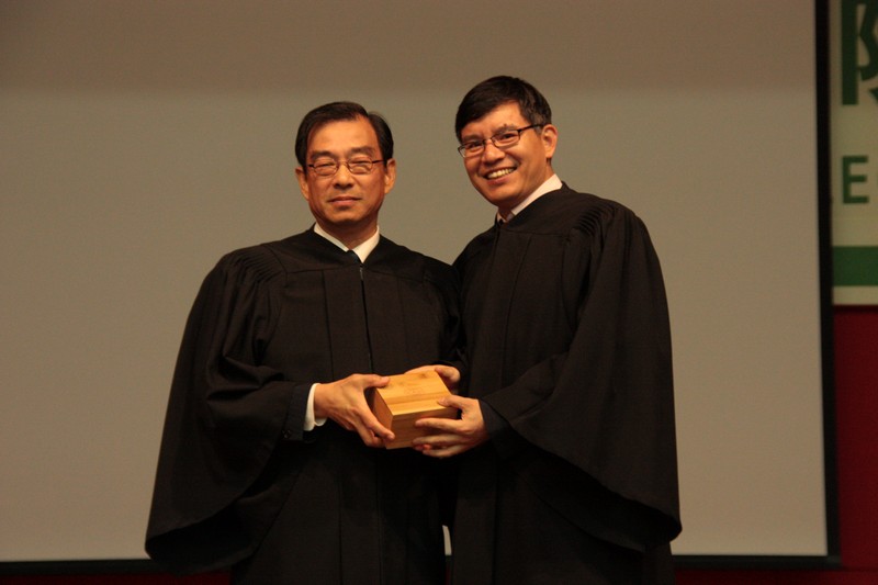Dr Howard Song presented souvenir to Professor Jim